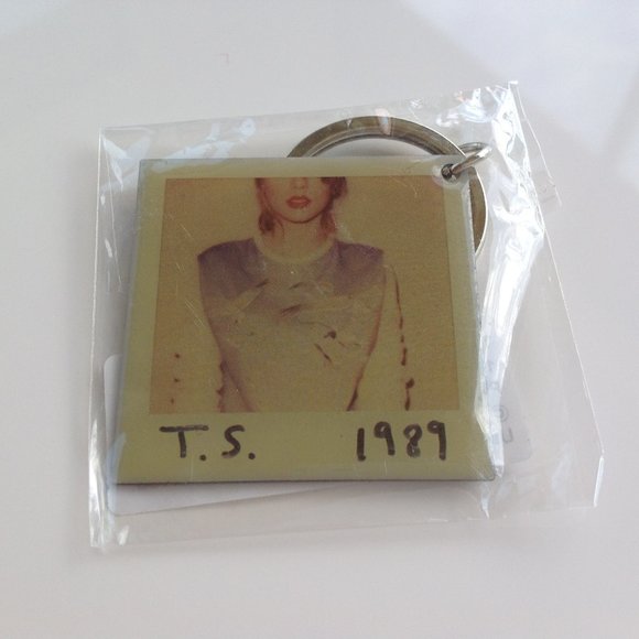TAYLOR SWIFT VIP Merchandise Set from “1989 Tour” - Picture 8 of 15